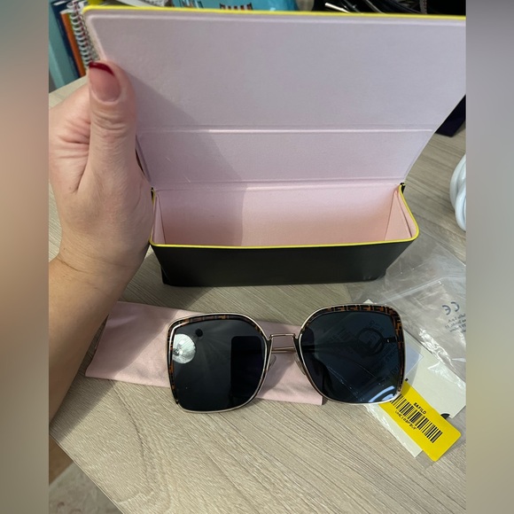 Fendi Sunglasses - like new worn only 2 times - Picture 7 of 7